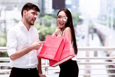 Büyük satış Asya cou alışveriş zor bir günün ardından çift iddia