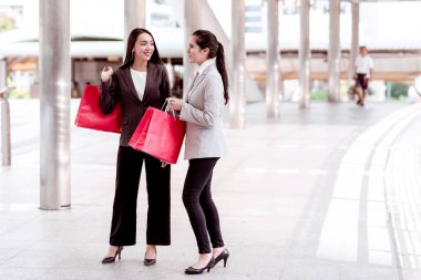 Birlikte alışveriş iki güzel kız.