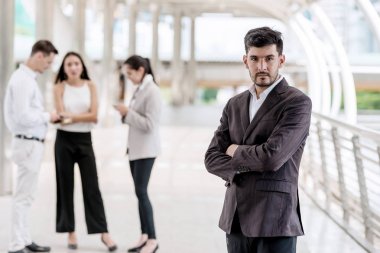 Kendine güvenen genç iş takım portre kavramı. Smart casual elbise portre ile onun takım arka planda, kavram başarılı modern başlatmak açık yakışıklı beyaz erkek.