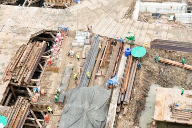 Kentsel şehir içinde büyük bir şantiye Üstten Görünüm. 