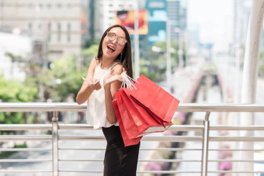 Kentsel şehir kavramı modern tek kadın shopper.