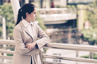 Kendine güvenen iş kadın portresi. Emin seyir dışında duran genç profesyonel kariyer iş kadın. Vintage efekti uygulayın. Genç kadın liderlik için kariyer yolu kavramı.