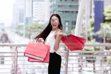 Kentsel şehir kavramı modern tek kadın shopper.