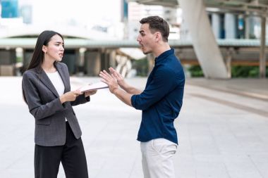 Potansiyel erkek istemciye sigorta satmaya çalışan satış kadın.