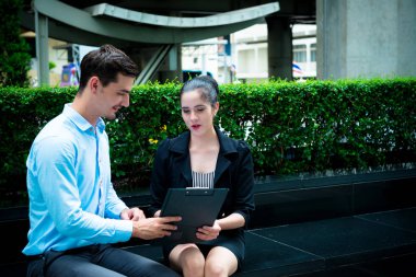 Genç iş liderleri kavramı. Wo tartışan genç iş adamı