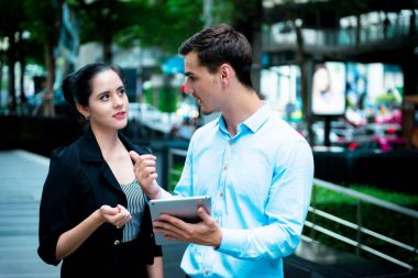 Genç iş liderleri kavramı. Wo tartışan genç iş adamı