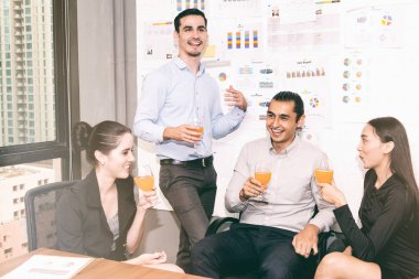 Genç iş takım başarılı atama tamamlama kutluyor