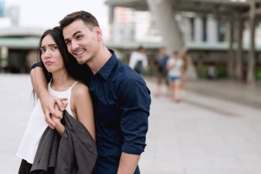 Mutlu genç ırklararası çift. 