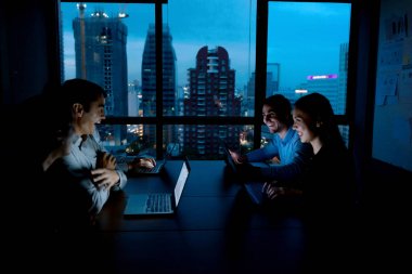 Çalışan fazla mesai kavramı. Grup genç iş takım çalışma m