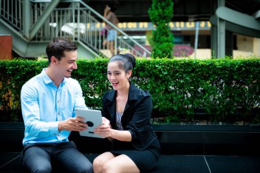 Genç iş liderleri kavramı. Wo tartışan genç iş adamı