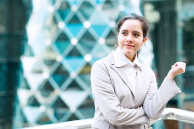 İşkadını üstünde telefon portresi. Cep telefonu üzerinde konuşurken dışarıda duran genç profesyonel kariyer iş kadın. Doğal ışık ile açık alınan. Genç kadın liderlik kavramı için.