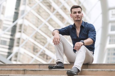 Kendine güvenen genç iş sahibi portre kavramı. 