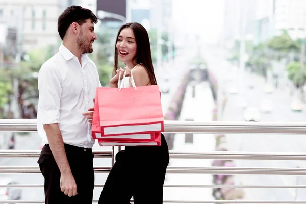 Pareja Feliz Hablando Después Duro Día Grandes Compras Venta País — Foto de Stock