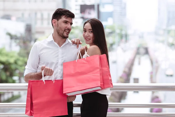 Boldog pár ujjongott egy kemény nap után a hatalmas Eladás Vásárlás — Stock Fotó
