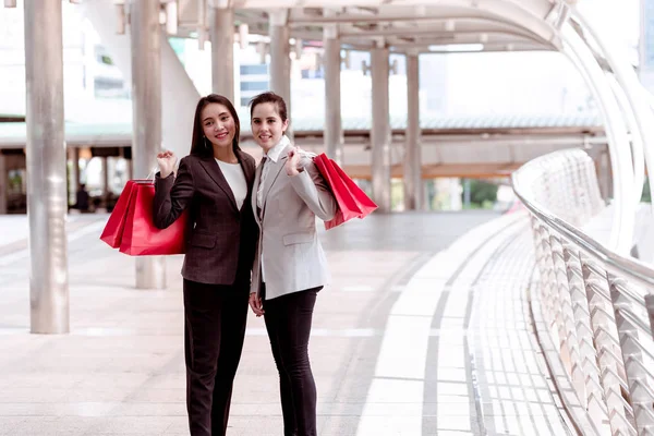 Deux Belles Filles Faisant Shopping Ensemble Femme Asiatique Fille Blanche — Photo