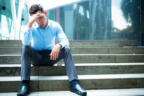 Druk Jonge Zakenman Zittend Trap Buiten Stedelijke Stad Man Met — Stockfoto