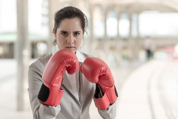 Businesswoman wearing red boxing gloves with guard posture ready — Stock Photo, Image