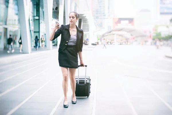 Joven Concepto Viajero Negocios Joven Mujer Negocios Con Caja Traje — Foto de Stock