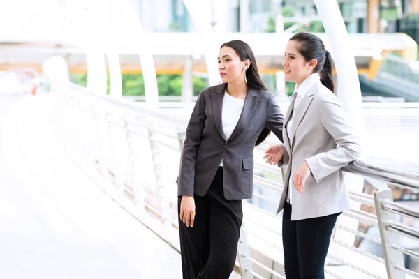 Dos mujer de negocios seguros hablando al aire libre . — Foto de Stock