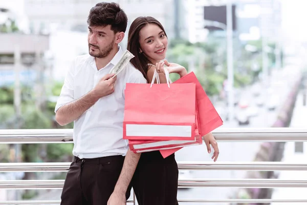 Mujer pidiendo a su marido dinero de bolsillo de compras — Foto de Stock