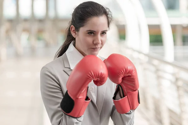 Empresária vestindo luvas de boxe vermelho com postura de guarda pronto — Fotografia de Stock