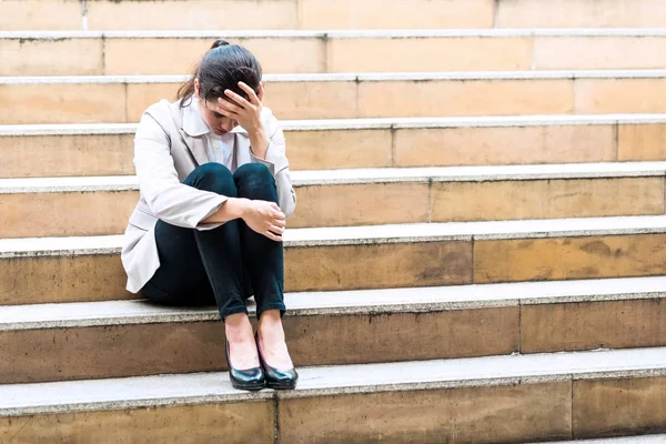 Vrouw zittend op trap buiten drukken. — Stockfoto