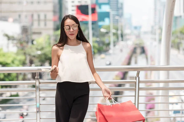 Modern single woman shopper in urban city concept. — Stock Photo, Image
