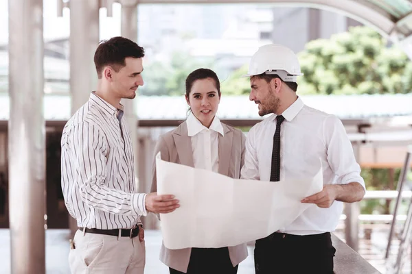 Dos Ingenieros Hablando Proyectos Construcción Con Cliente Ingeniero Masculino Blanco — Foto de Stock