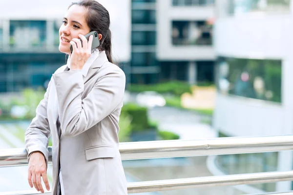 Retrato de mujer de negocios en el teléfono . — Foto de Stock