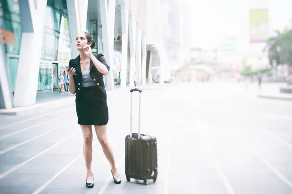 Joven concepto de viajero de negocios. Joven mujer de negocios con blac —  Fotos de Stock
