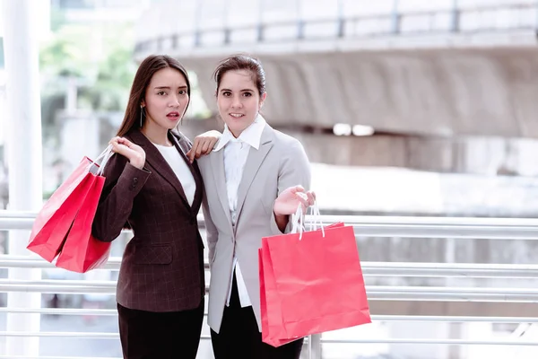 Two Beautiful Girls Shopping Together Asian Woman White Girl Smartly — Stock Photo, Image