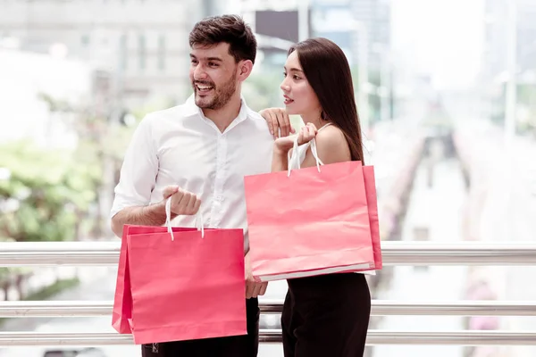 Boldog pár ujjongott egy kemény nap után a hatalmas Eladás Vásárlás — Stock Fotó