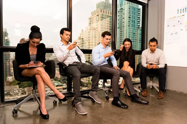 Forte fiducia business team in ufficio moderno . — Foto Stock
