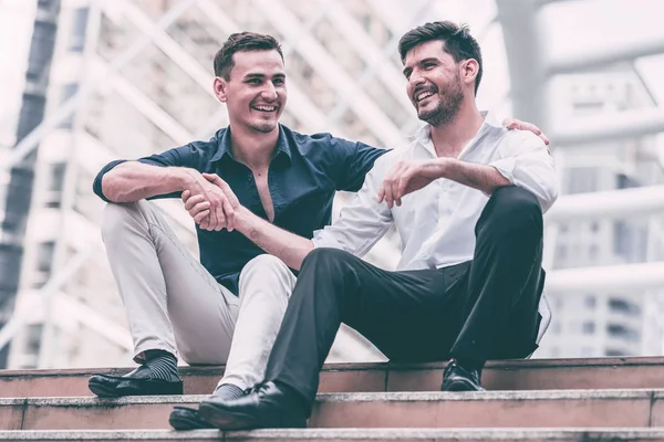 Два Счастливых Бизнесмена Сидят Бетонной Лестнице Пожимают Друг Другу Руки — стоковое фото