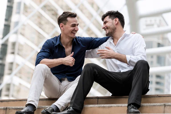 Twee Gelukkige Zakenlieden Betonnen Trappen Schudden Handen Zitten Verkoop Man — Stockfoto