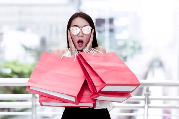 Portrait Jeune Femme Accro Shopping Avec Nombreux Sacs Provisions Rouges — Photo