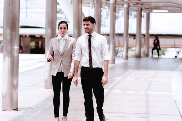 Twee Business Team Praten Knappe Witte Mannelijke Met Vrouwelijke Zakelijke — Stockfoto