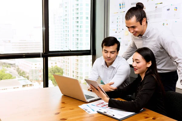 Futuro concetto di business leader. Gruppo di giovani imprenditori — Foto Stock