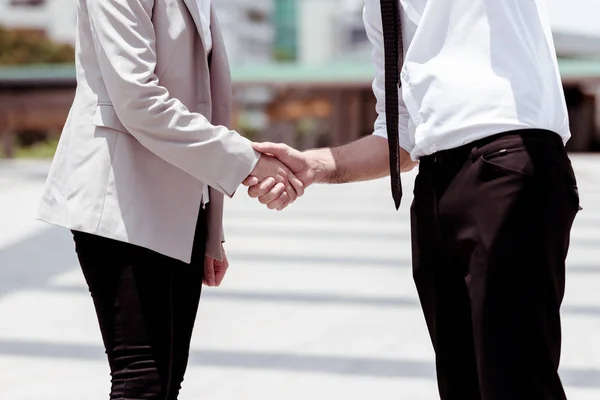 Zwei Ingenieure beim Händeschütteln nach einem erfolgreichen Projekt. — Stockfoto