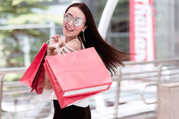 Mujer soltera moderna comprador en concepto de ciudad urbana . — Foto de Stock