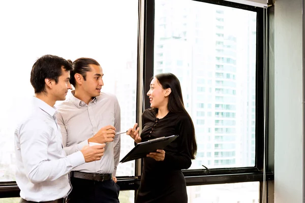 Futuro concepto de líder empresarial. Grupo de jóvenes empresarios —  Fotos de Stock