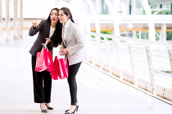 Dos Hermosas Chicas Comprando Juntas Mujer Asiática Chica Blanca Vestido — Foto de Stock