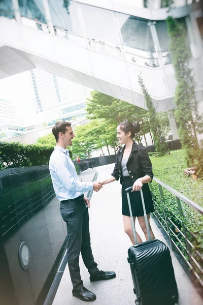 Joven concepto de líder empresarial. Joven hombre y mujer de negocios shak —  Fotos de Stock