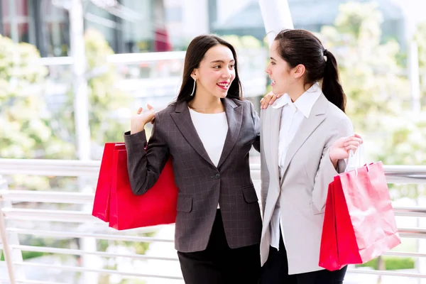 Two beautiful girls shopping together. — Stock Photo, Image