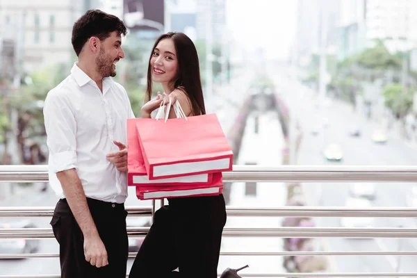 Feliz casal torcendo depois de um dia difícil de compras venda enorme em — Fotografia de Stock