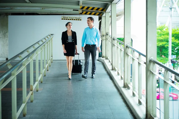 Joven concepto de líder empresarial. Joven hombre y mujer de negocios caminar —  Fotos de Stock