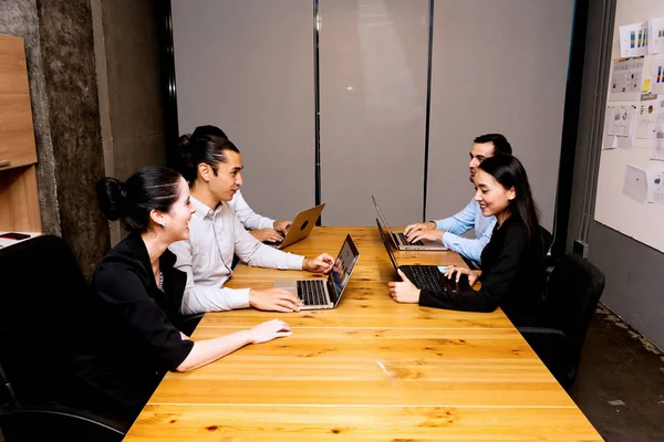 Futuro Concetto Business Leader Gruppo Giovani Team Lavoro Che Discutono — Foto Stock