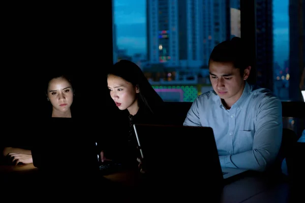 A trabalhar com horas extraordinárias. Grupo de jovens empresários que trabalham l — Fotografia de Stock