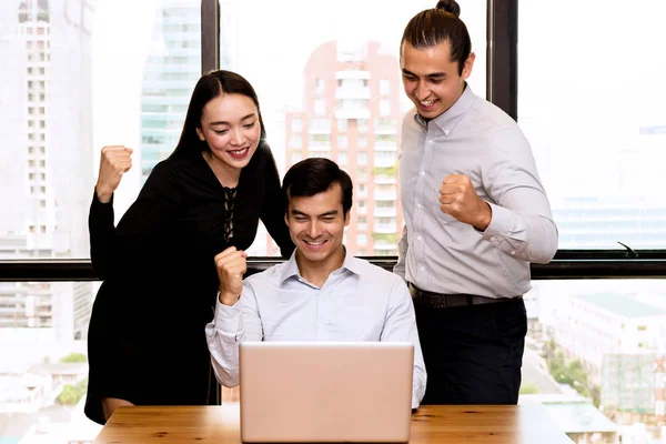 Futuro concepto de líder empresarial. Grupo de jóvenes empresarios —  Fotos de Stock