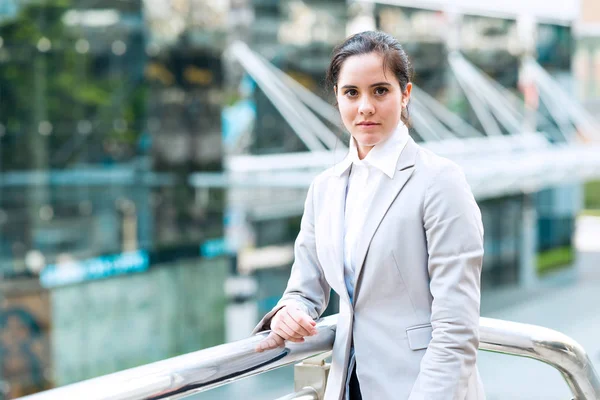 kendinden emin bir iş kadını portresi.